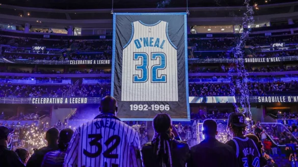 Shaquille O\\\'Neals Magic-Trikot mit der Nummer 32 wird unters Hallendach gezogen. - &copy; Kevin Kolczynski/AP/dpa