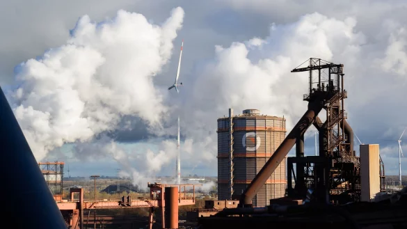 Symbol f&uuml;r die Zukunft? Ein Windrad auf dem Gel&auml;nde der Salzgitter AG. - &copy; Julian Stratenschulte/dpa