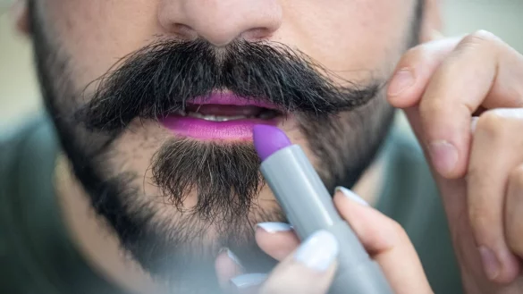 Lippenstift und Bart passen aus Sicht von Visagist Rene Koch gut zusammen. - © Hannes P. Albert/dpa