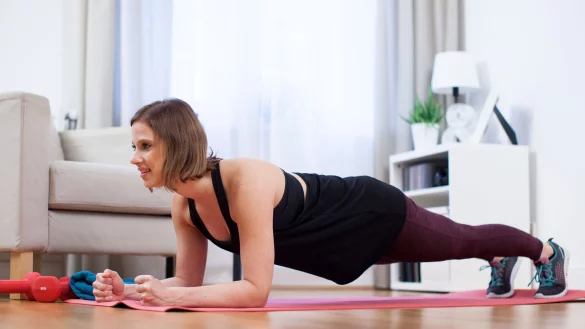 Frauen k&ouml;nnen auch nach der Geburt mit angepassten &Uuml;bungen wie Planks ihre Bauchmuskeln st&auml;rken. - &copy; Christin Klose/dpa-tmn/dpa