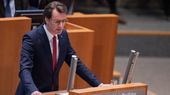 Hendrik W&uuml;st (CDU), Ministerpr&auml;sident von NRW, spricht in der Aktuellen Stunde im Landtag von Nordrhein-Westfalen zu den friedlichen Demonstrationen gegen Rechtsextremismus und die AfD der vergangenen Tage. - &copy; Rolf Vennenbernd/dpa