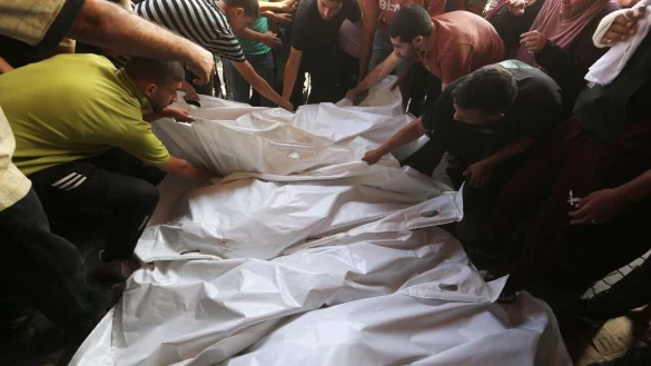 Trauernde Angeh&ouml;rige im Gazastreifen (Archivbild) - &copy; Omar Ashtawy/APA Images/ZUMA Press Wire/dpa