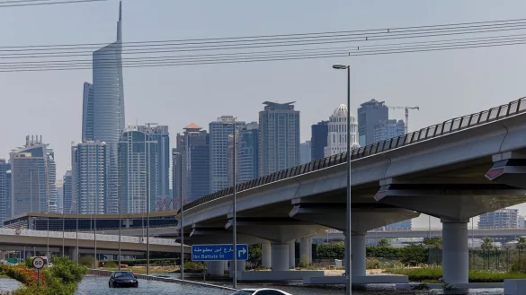 Hochwasser in Dubai. In den Vereinigten Arabischen Emiraten kam es nach schweren Regenf&auml;llen zu &Uuml;berschwemmumngen. - &copy; Christopher Pike/AP/dpa