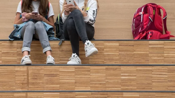 In Kalifornien wird die Nutzung von Smartphones an Schulen stark eingeschr&auml;nkt. (Illustration) - &copy; Sebastian Kahnert/dpa-Zentralbild/dpa