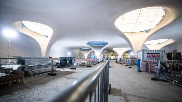 Tageslicht f&auml;llt durch die Lichtaugen des neuen Stuttgarter Hauptbahnhofs - Passagiere m&uuml;ssen auf diesen Anblick jedoch l&auml;nger warten als gedacht. - &copy; Christoph Schmidt/dpa