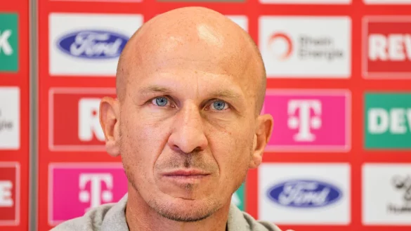 Trainer Gerhard Stuber, neuer Trainer des 1. FC Köln, spricht bei seiner ersten Pressekonferenz. - © Christoph Reichwein/dpa