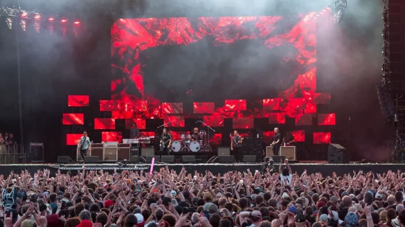 Besucher und Fans sehen sich den Auftritt der Foo Fighters beim Abschluss des Open-Air-Festivals Rock im Park 2023 an. Unter den Festivalbesuchern sind auch immer mehr &Auml;ltere. - &copy; Daniel Vogl/dpa