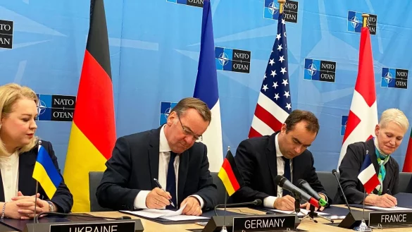 Bundesverteidigungsminister Boris Pistorius (2.v.l), sein franz&ouml;sischer Amtskollege S&eacute;bastien Lecornu (2.v.r) sowie weitere Ministerinnen und Minister unterzeichnen das Gr&uuml;ndungsdokument der Ukraine-Koalition. - &copy; Ansgar Haase/dpa