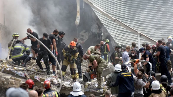 Rettungskr&auml;fte nach dem Vorfall auf der Suche nach m&ouml;glichen Versch&uuml;tteten. (Archivbild) - &copy; Ukrinform/dpa