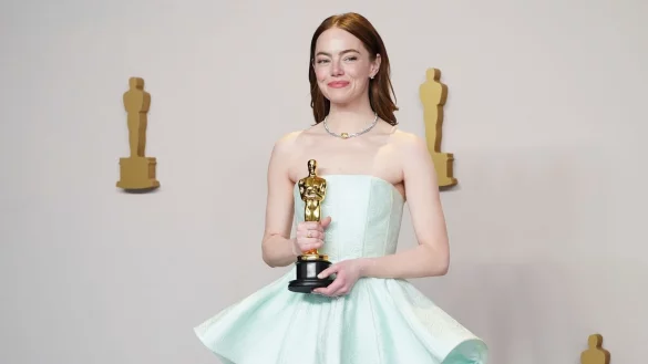 Emma Stone posiert stolz mit ihrem Preis. - &copy; Jordan Strauss/Invision via AP/dpa