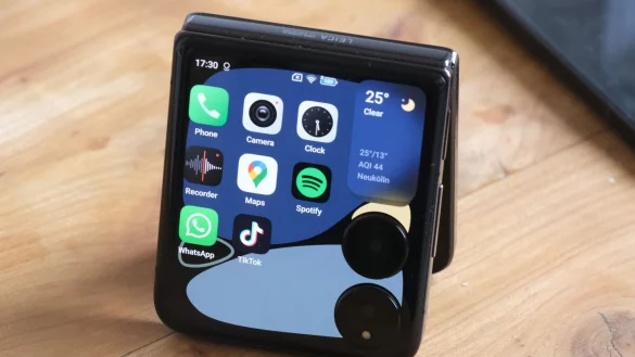 Mit 4 Zoll großem Außendisplay: Das Mix Flip ist Xiaomis erstes Klapp-Smartphone. - © Coman Hamilton/dpa-tmn