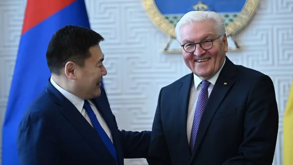 Luvsannamsrai Oyun-Erdene, Ministerpr&auml;sident der Mongolei (l), und Bundespr&auml;sident Frank-Walter Steinmeier. - &copy; Britta Pedersen/dpa