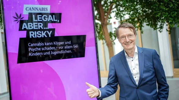 Karl Lauterbach vor einem Plakat einer Aufkl&auml;rungskampagne zu den Gefahren von Cannabis. - &copy; Kay Nietfeld/dpa