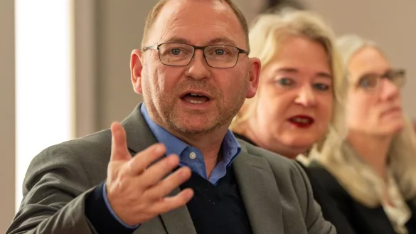 Verdi-Chef Frank Werneke kritisiert, dass die Ampel versuche, die hohen Kosten für den klimagerechten Umbau von Wirtschaft und Gesellschaft in den normalen Bundeshaushalt zu pressen. Die Gegenfinanzierung sei sachfremd und teils absurd. - © Soeren Stache/dpa