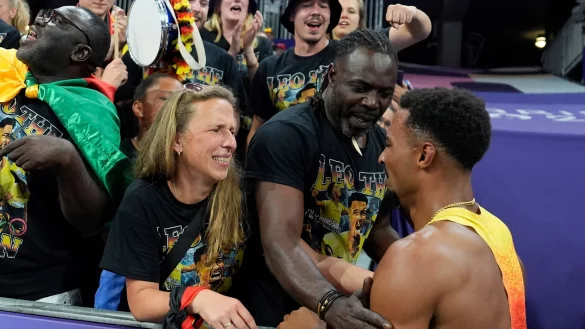 Die Eltern von Leo Neugebauer feiern mit. - &copy; Matthias Schrader/beautiful sports/dpa