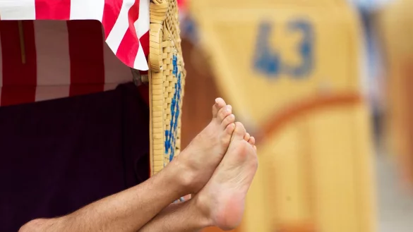 Wer wirklich erholt aus dem Urlaub kommen will, sollte das Smartphone zwischendurch ruhig mal ausschalten und den Moment genie&szlig;en. - &copy; Jens B&uuml;ttner/dpa-Zentralbild/dpa-tmn