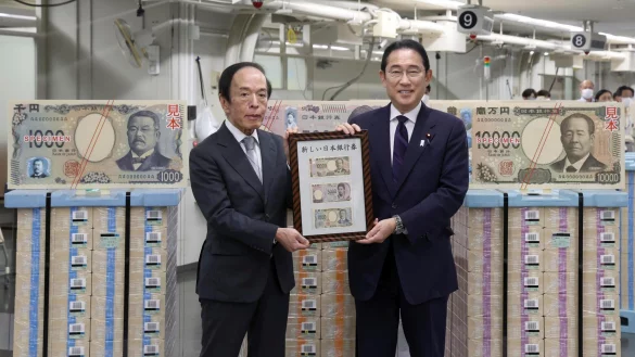 Japans Premierminister Fumio Kishida (r) und der Gouverneur der Bank of Japan, Kazuo Ueda, pr&auml;sentieren die neuen Banknoten in Tokio. - &copy; Uncredited/Japan Pool via Kyodo News/dpa
