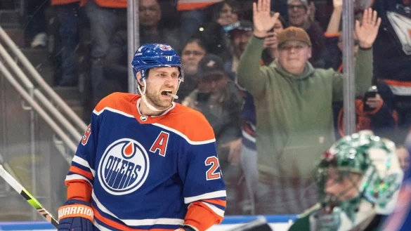 Leon Draisaitl hat seinen NHL-Vertrag in Edmonton verl&auml;ngert. - &copy; JASON FRANSON/The Canadian Press/AP/dpa