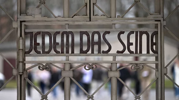 Die Inschrift &laquo;Jedem das Seine&raquo; im Lagertor der Gedenkst&auml;tte Buchenwald. - &copy; Martin Schutt/dpa