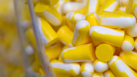 Viele Menschen greifen zu Ohrst&ouml;pseln, um st&ouml;rende Ger&auml;usche zu d&auml;mpfen - sei es auf Reisen, im Gro&szlig;raumb&uuml;ro oder im Schlafzimmer. - &copy; Emily Wabitsch/dpa/dpa-tmn