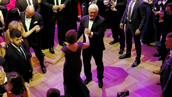 Er&ouml;ffnungstanz auf dem Bundespresseball: Bundespr&auml;sident Frank-Walter Steinmeier und Elke B&uuml;denbender. - &copy; Carsten Koall/dpa