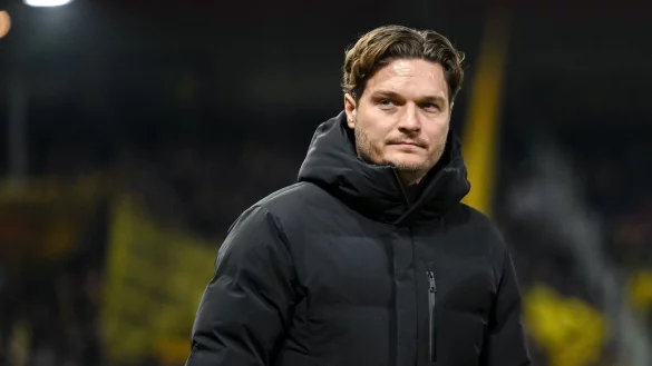 Dortmunds Trainer Edin Terzic steht vor dem Spiel im Stadion. - &copy; Harry Langer/dpa