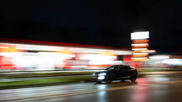 Ein Auto f&auml;hrt am fr&uuml;hen Morgen an einer Tankstelle vorbei. - &copy; Jonas Walzberg/dpa