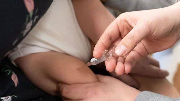 Eine Kinder&auml;rztin impft in einem Behandlungszimmer ihrer Kinderpraxis einen S&auml;ugling gegen das Respiratorische Synzytial-Virus (RSV). (Archivbild) - &copy; Swen Pf&ouml;rtner/dpa