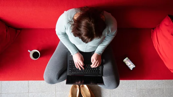Digitale Gesundheitsanwendungen k&ouml;nnen eine Unterst&uuml;tzung bieten, um die Wartezeit auf einen Therapieplatz zu &uuml;berbr&uuml;cken. - &copy; Sebastian Kahnert/dpa