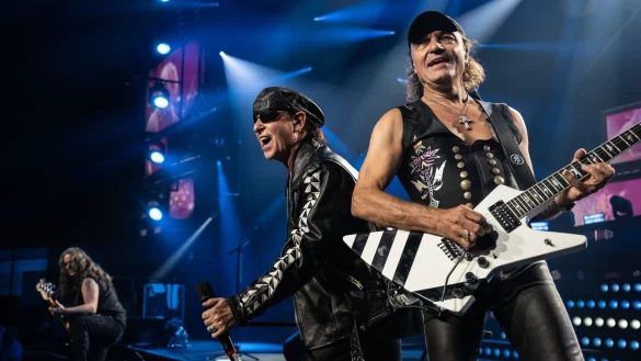 Matthias Jabs, Gitarrist der Scorpions (rechts, hier an der Seite von Frontmann Klaus Meine) hat sich verletzt. (Archivbild) - © Bernd Thissen/dpa