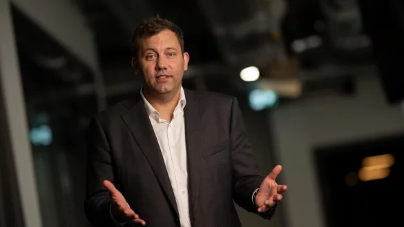 Kanzlerkandidatur? Egal. Scholz habe erstmal andere Sorgen, meint Parteichef Klingbeil. - © Sebastian Gollnow/dpa