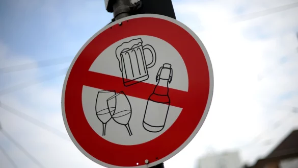 Laut einer DAK-Umfrage würden die meisten Menschen beim Fasten auf Alkohol verzichten. - © Uwe Zucchi/dpa