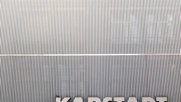 Eine taube sitzt auf dem Schriftzug an der Fassade eines Karstadt-Kaufhauses. - &copy; Federico Gambarini/dpa/Archivbild