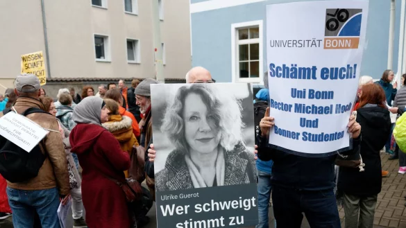 Teilnehmer einer Demonstration bekunden mit Schildern und Reden vor dem Arbeitsgericht in Bonn ihre Solidarit&auml;t mit der Politologin Ulrike Gu&eacute;rot. - &copy; Henning Kaiser/dpa