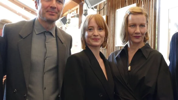 Ilker &Ccedil;atak (l-r), Leonie Benesch und Sandra H&uuml;ller nehmen am Empfang von German Films in Los Angeles teil. - &copy; Barbara Munker/dpa