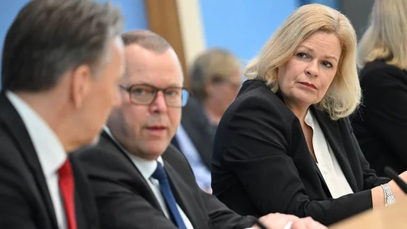 Bundesinnenministerin Nancy Faeser (SPD) und die L&auml;nder-Ressortchefs schalten sich heute in einer Videokonferenz zusammen, um nach Angriff in Dresden &uuml;ber besseren Schutz zu beraten. - &copy; Britta Pedersen/dpa