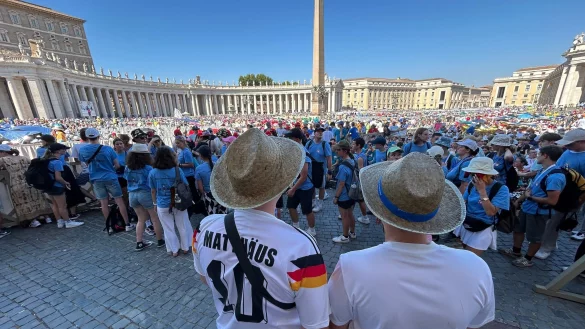 Warten auf Papst Franziskus auf dem Petersplatz - &copy; Christoph Sator/dpa