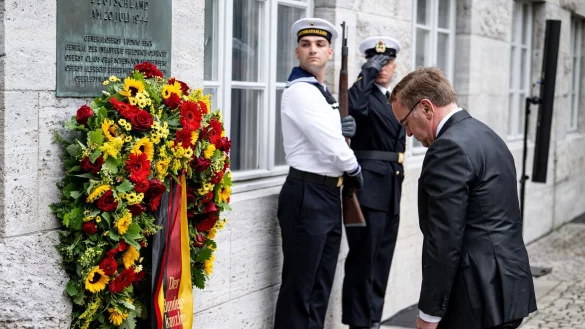 Boris Pistorius (SPD), Bundesminister der Verteidigung, steht am Nationalen Gedenktag an den Widerstand im Ehrenhof des Bendlerblocks vor dem Gedenkkranz. (Archivfoto) - &copy; Fabian Sommer/dpa