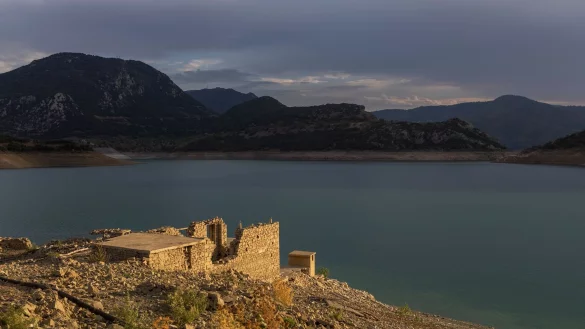 Teile eines alten Dorfes, das einst planm&auml;&szlig;ig geflutet wurde und im Mornos-Fluss versank, treten wieder zum Vorschein. - &copy; Socrates Baltagiannis/dpa