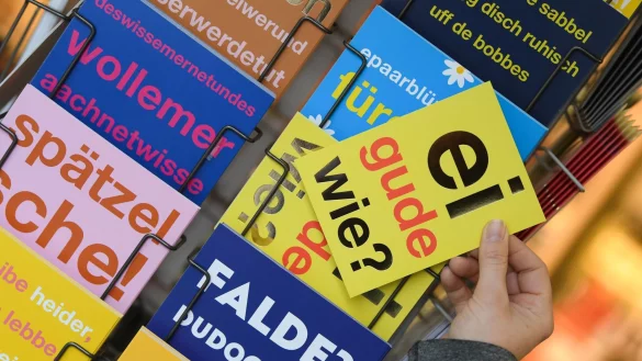 &laquo;Ei gude wie?&raquo;: Laut einer Umfrage sind immer weniger Menschen ihren eigenen Angaben zufolge solcher Sprachperlen nicht mehr m&auml;chtig. - &copy; Arne Dedert/dpa