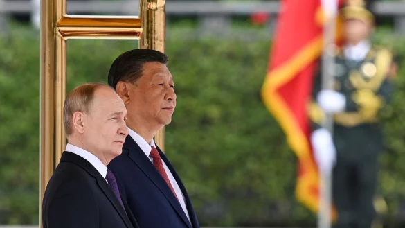 Russlands Pr&auml;sident Wladimir Putin (l) ist f&uuml;r ein Treffen mit Chinas Staatschef Xi Jinping nach Peking gereist. - &copy; Sergei Bobylev/Pool Sputnik Kremlin/AP/dpa