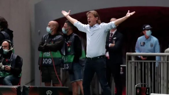 Bo Henriksen, Trainer von Midtjylland, gestikuliert w&auml;hrend des Spiels. - &copy; Luis Vieira/AP/dpa/Archivbild