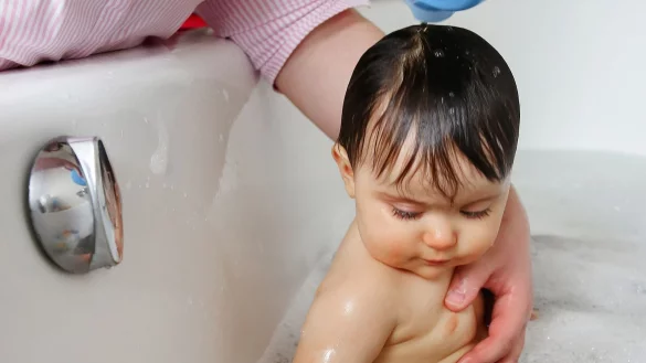 Faustregel f&uuml;r Eltern: Immer dann, wenn die Symptome nach dem Einatmen von Wasser schwerwiegender sind als beim Verschlucken eines Getr&auml;nks, sollte ein Arzt oder eine &Auml;rtzin konsultiert werden. (zu dpa: &laquo;Lebensgefahr? Wenn das Kind beim Planschen Wasser schluckt&raquo;) - &copy; Mascha Brichta/dpa-tmn/dpa