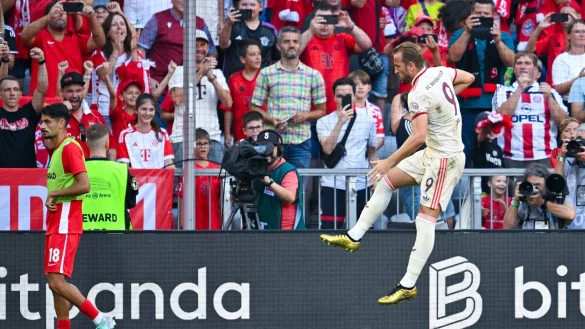 Harry Kane jubelt nach seinem Elfmetertor. - © Sven Hoppe/dpa