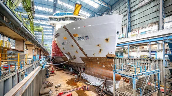 Das Kreuzfahrtschiff &laquo;Silver Ray&raquo; in einer Halle der Meyer Werft (Archivbild). - &copy; Sina Schuldt/dpa