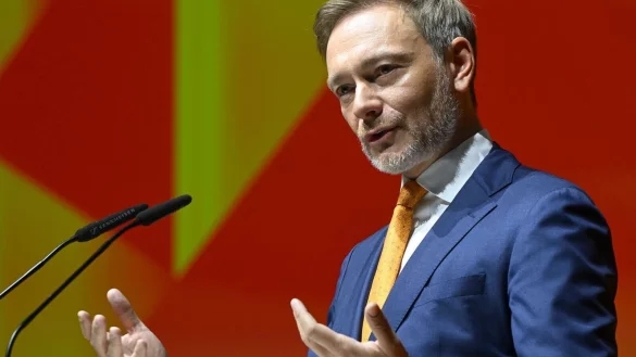 Christian Lindner (FDP) verhandelt immer wieder mit Kanzler Olaf Scholz (SPD) und Wirtschaftsminister Robert Habeck (Gr&uuml;ne) &uuml;ber den Etat. - &copy; Jens Kalaene/dpa