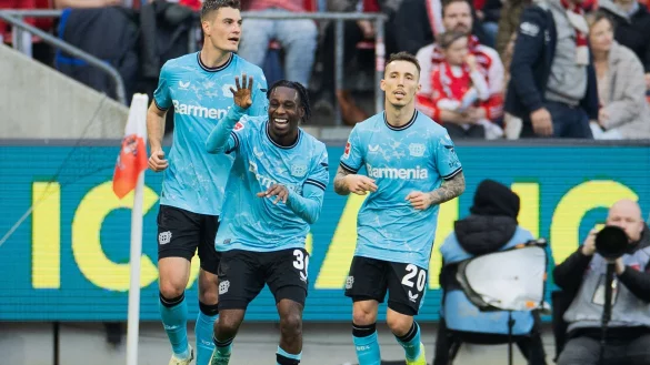 Leverkusens Jeremie Frimpong (M) bejubelt sein Tor zum 1:0. - &copy; Rolf Vennenbernd/dpa