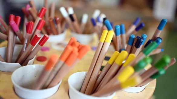 Die Verbraucherzentrale Bayern r&auml;t von lackierten Buntstiften f&uuml;r Schulkinder ab. - &copy; Uli Deck/dpa