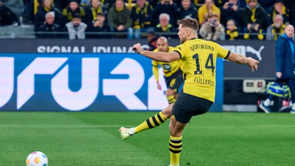 Dortmunds Niclas F&uuml;llkrug erzielt sein Tor zum 1:0 per Strafsto&szlig;. - &copy; Bernd Thissen/dpa