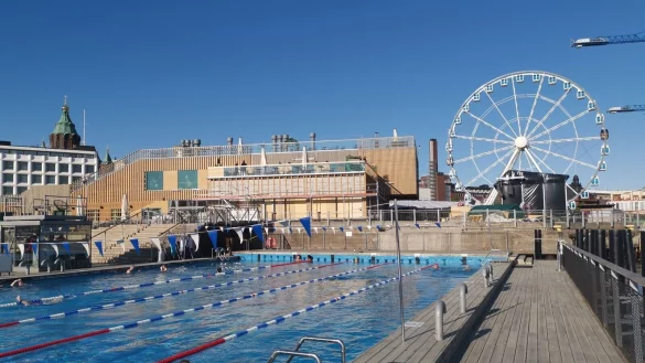 Bahnen ziehen in Stadtkulisse: Im Allas Sea Pool hat man Aussicht auf ein Riesenrad und ein von Alvar Aalto entworfenes B&uuml;rogeb&auml;ude. - &copy; Geraldine Friedrich/dpa-tmn/dpa